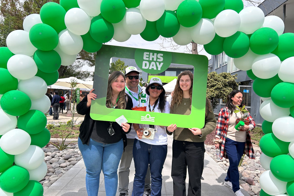 Los empleados se hacen una foto de grupo con un marco de fotos en el emplazamiento de Grünenthal decorado con motivo del Día de la Salud y Seguridad Medioambientales.