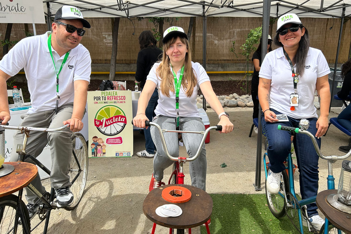3 participantes en la feria descubrieron las «jucletas», bicicletas con exprimidores incorporados para preparar zumos de frutas que se activan al pedalear.