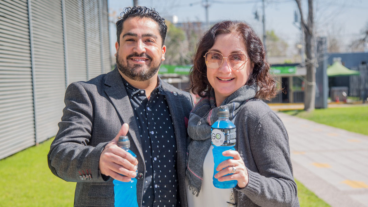 Álvaro Arriagada y Claudia Sepúlveda, del área Comercial, se sumaron al desafío del GO Day con el objetivo de lograr una donación a la Selección Chilena de Fútbol para Ciegos.