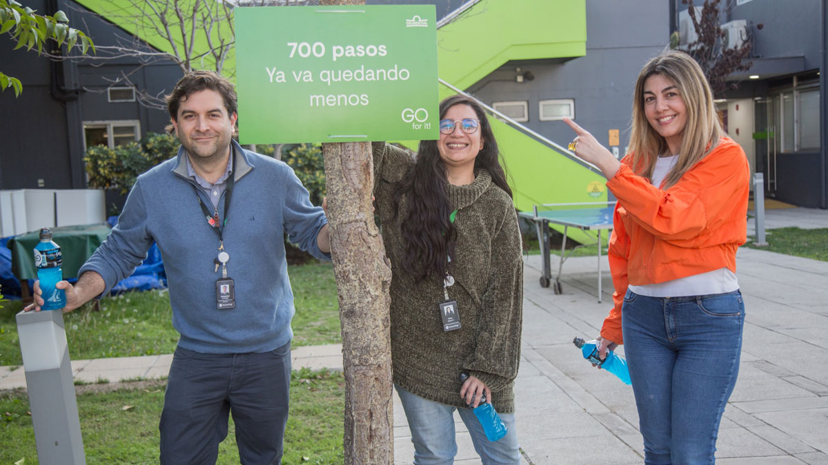 Sebastián Aristegui, Nury Reyes y Carla Godoy, del equipo de Recursos Humanos, participando activamente y sumando pasos para llegar al objetivo.