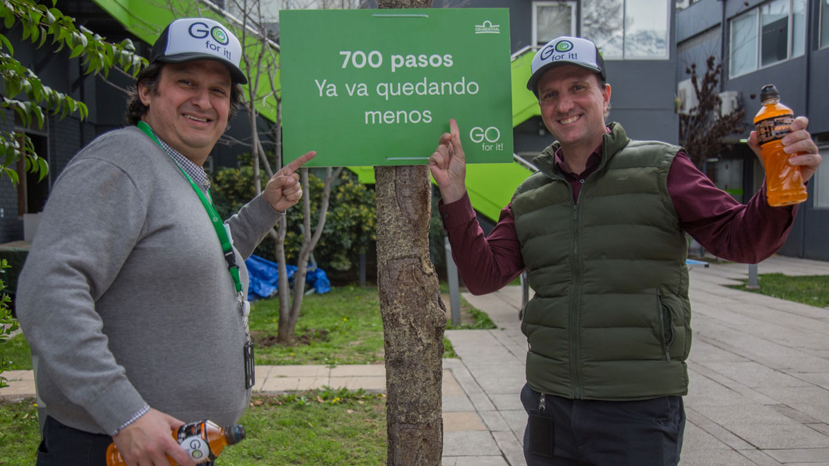 Mario Isla junto a Leonardo Tonelli, Site Director, cumpliendo con una caminata de 700 pasos.