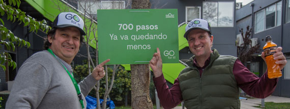 Mario Isla junto a Leonardo Tonelli, Site Director, cumpliendo con una caminata de 700 pasos.