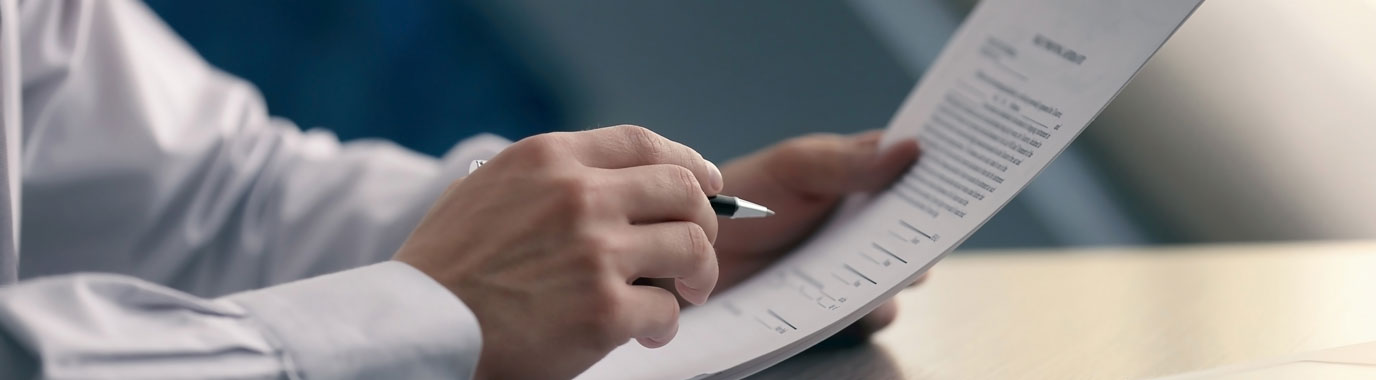Persona que lee un documento de negocios