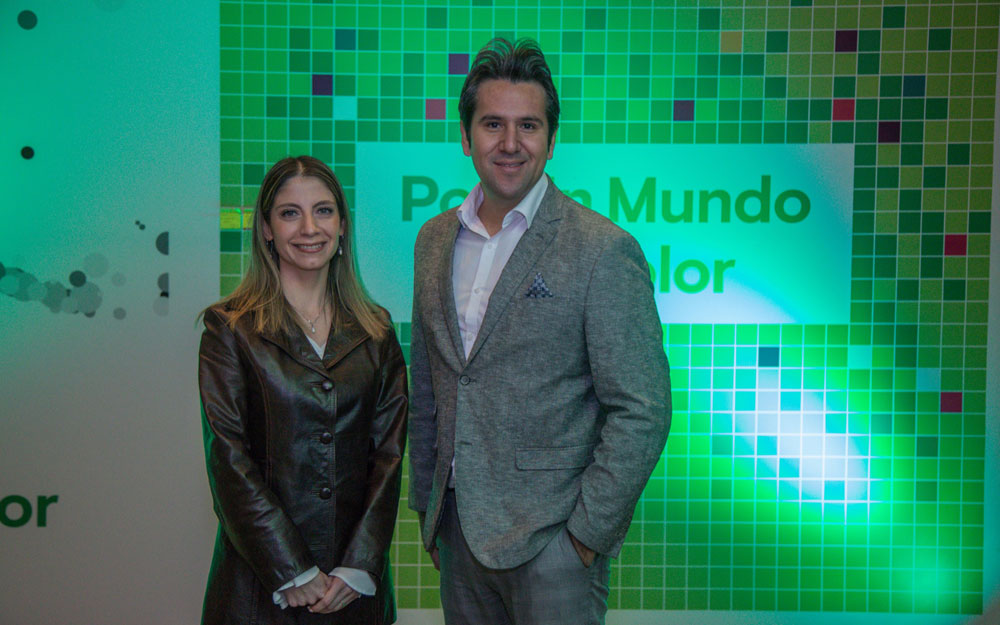 Dra. Delia Ruiz, fisiatra, junto a Javier Herrera, del equipo de Dolor de Grünenthal Chile