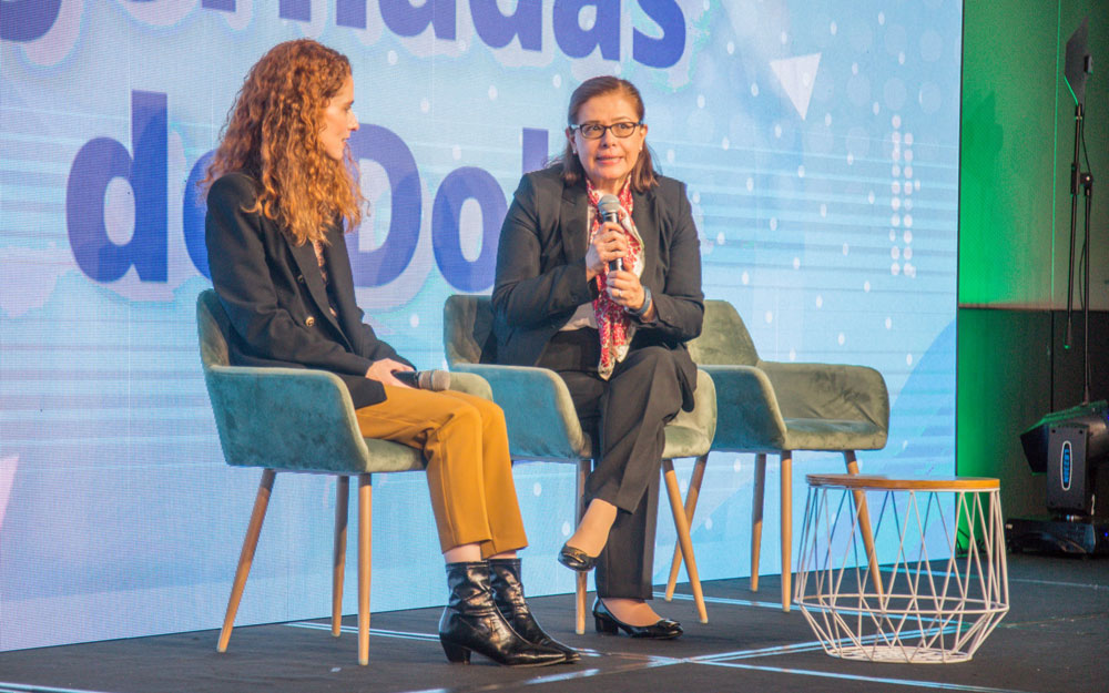La Dra. María Luz Padilla, de España, compartió espacio con la Dra. Argelia Lara durante la mesa redonda tras las presentaciones de ambas frente a una audiencia de médicos locales.
